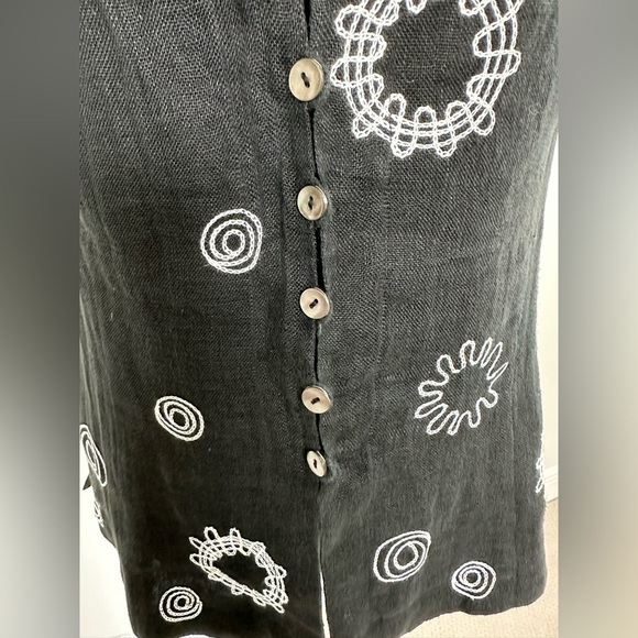 W by Worth Sleeveless Black Fitted Top, White Stitched Designs, Sash, Size 10 - Picture 3 of 9